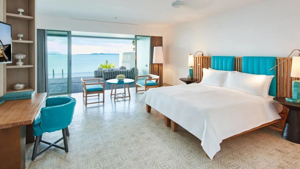 Helles Doppelzimmer mit Blick auf das Meer und modernen Möbeln