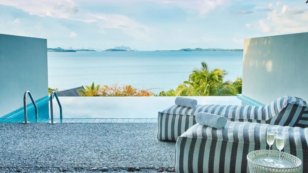 Infinity Pool mit atemberaubendem Blick auf das Meer und tropische Vegetation
