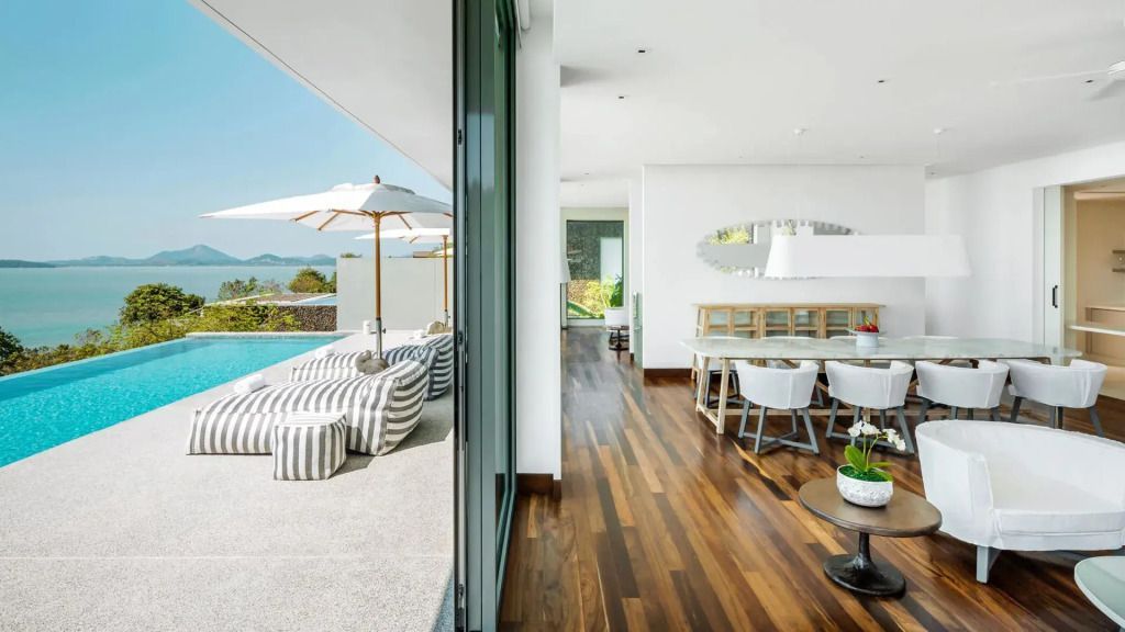 Moderne Wohnküche mit Zugang zum privaten Pool auf der Terrasse und Meerblick