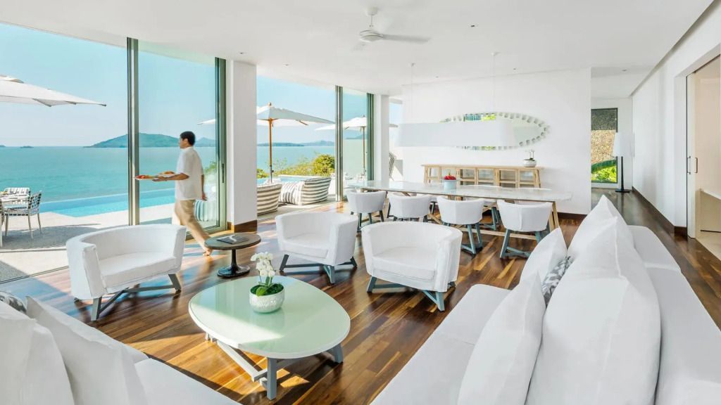 Heller Wohnbereich mit weißen Möbeln und Blick auf das Meer im COMO Hotel