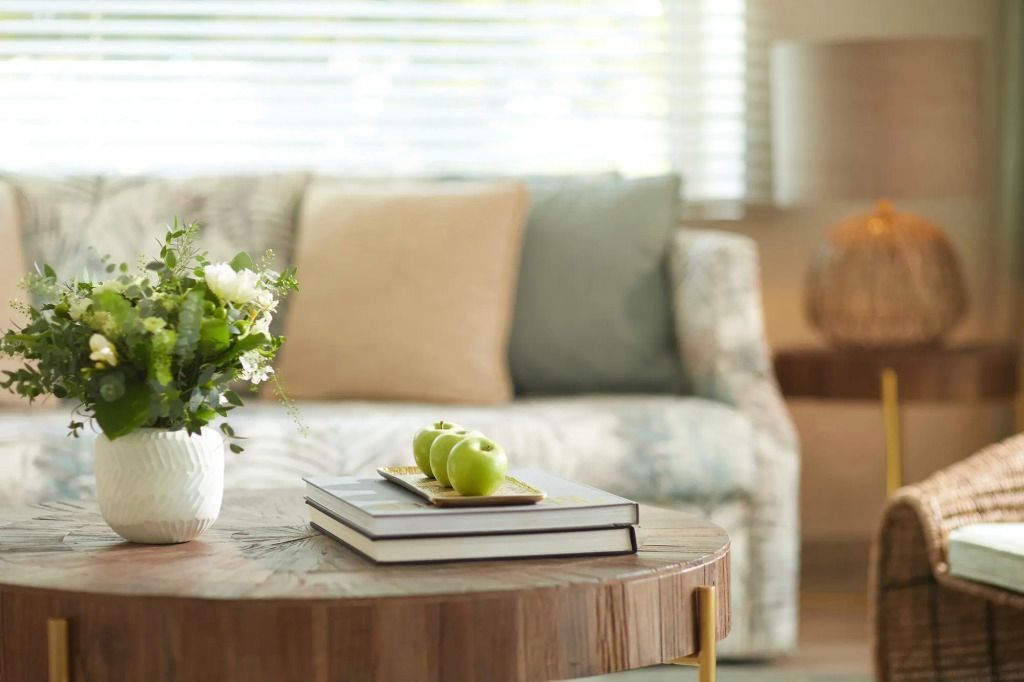 Gemütlicher Wohnbereich mit dekorativem Tisch und Sofas
