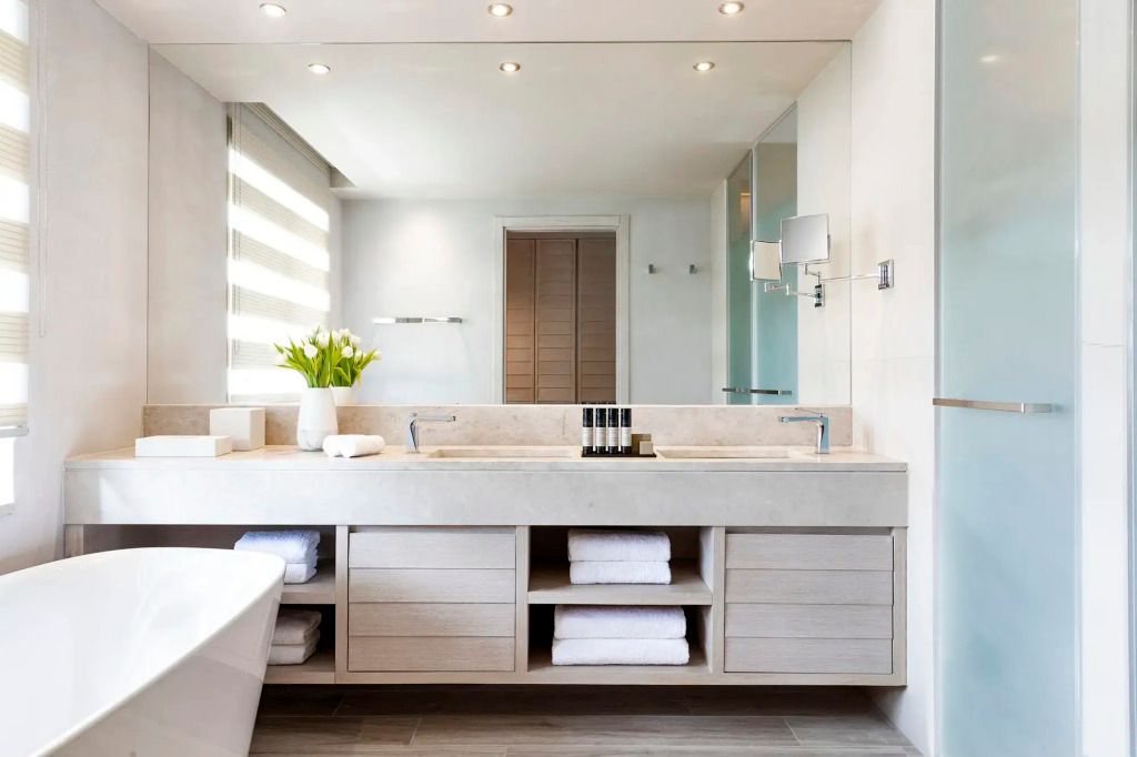 Modernes Badezimmer mit Doppelwaschbecken und großzügigem Spiegel.