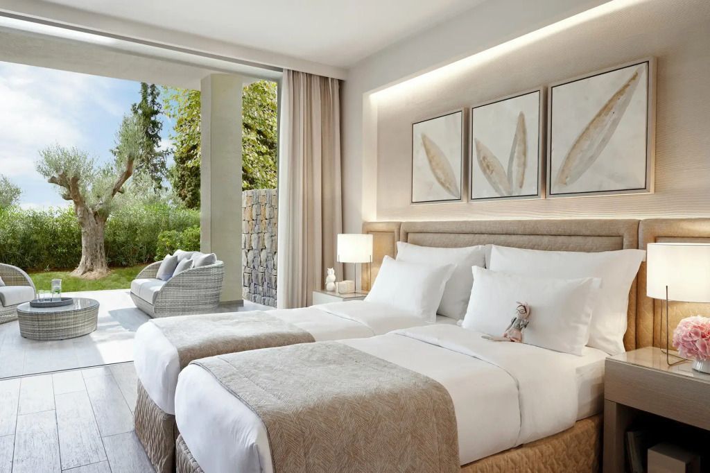 Schlafzimmer mit zwei Einzelbetten und Zugang zum Garten, natürlicher Lichteinfall