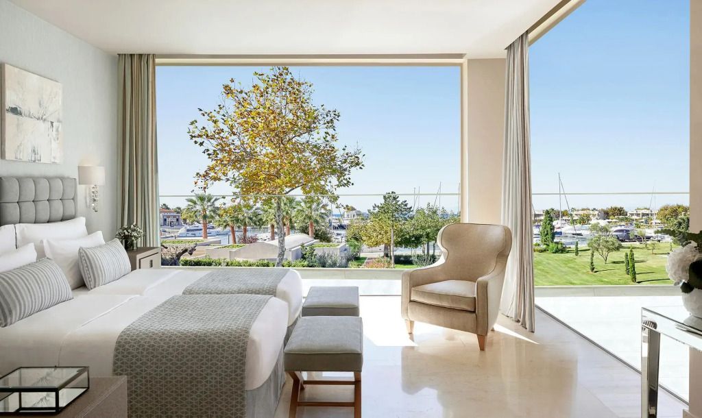 Großes Fenster mit Blick auf den Garten und das Meer, modernes Design