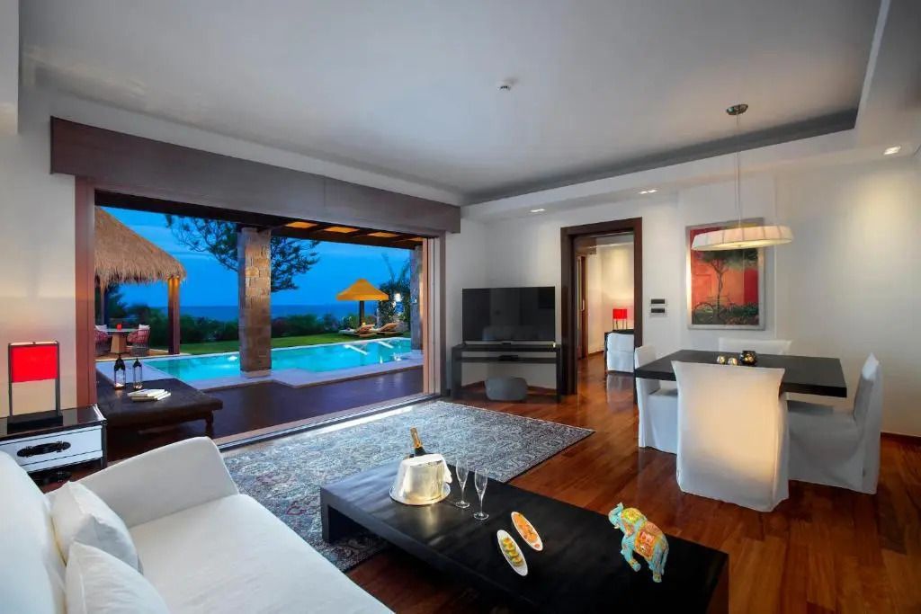 Eleganter Wohnbereich mit Blick auf privaten Pool und Meer