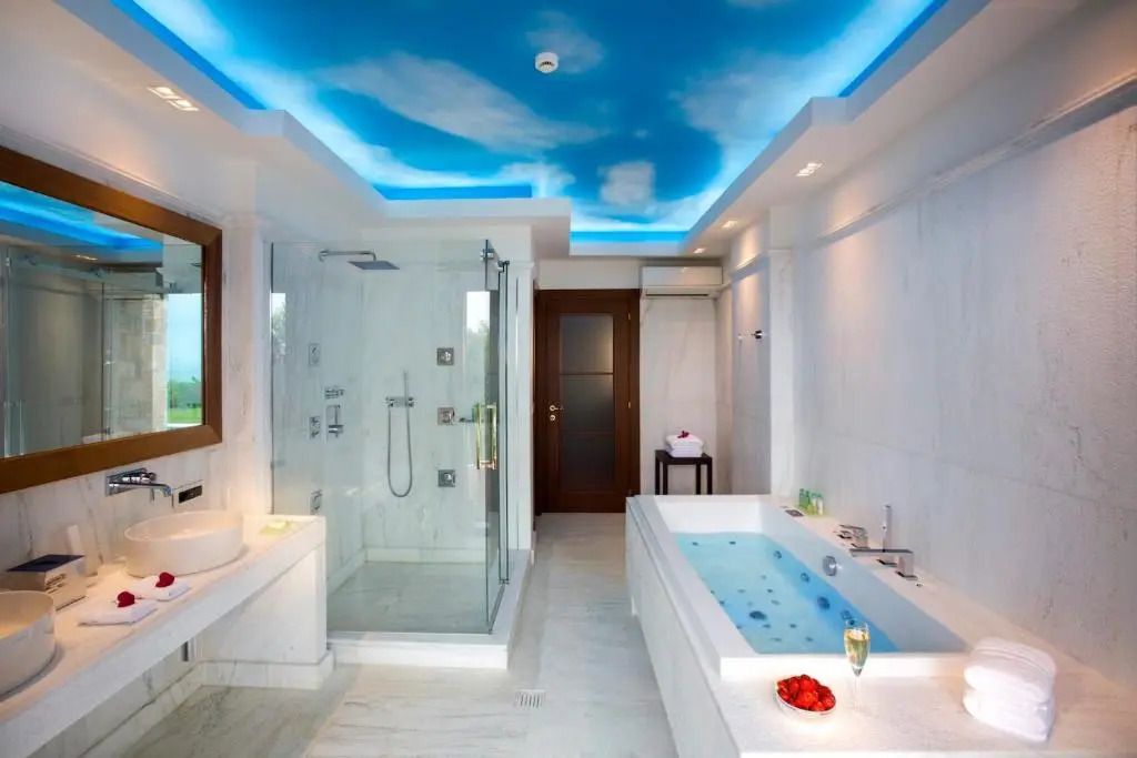 Modernes Badezimmer mit Whirlpool und Glasdusche
