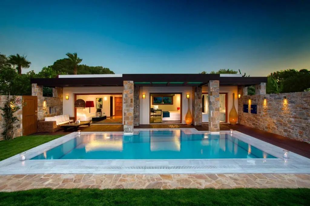 Moderne Villa mit privatem Infinity-Pool in der Abenddämmerung