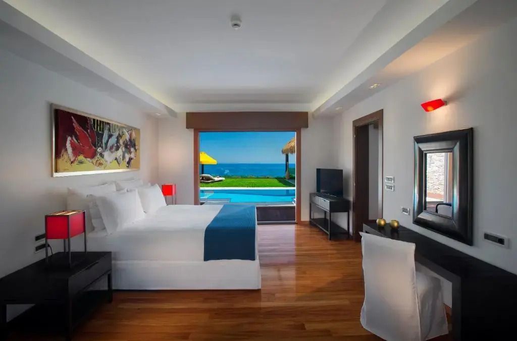 Schlafzimmer mit Zugang zu privatem Pool und Meerblick