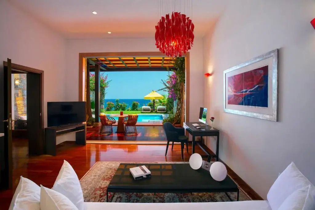 Innenraum der Villa mit Aussicht auf Pool und Meer