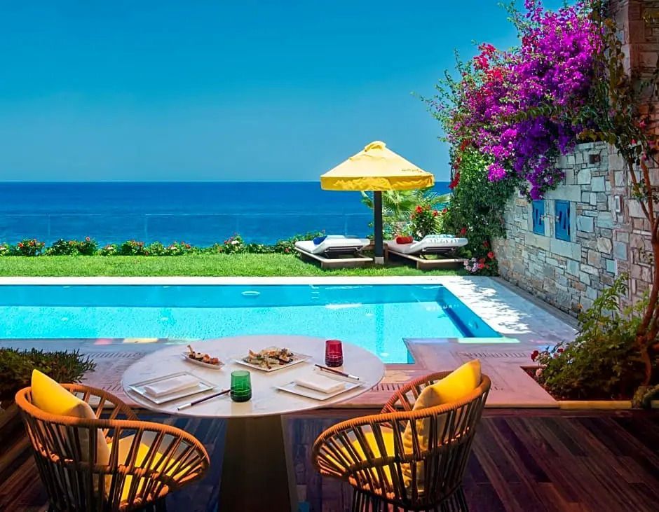 Terrasse mit Pool, Liegen und Meerblick