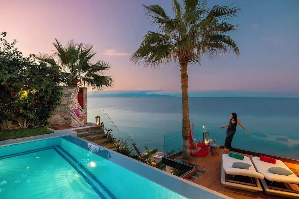 Privater Pool mit Meerblick und Palmengarten im Hintergrund