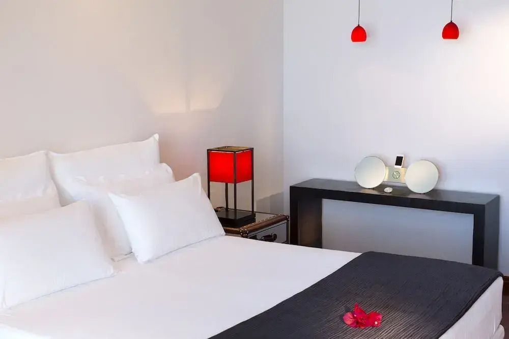 Modernes Schlafzimmer mit eleganten weißen und roten Akzenten