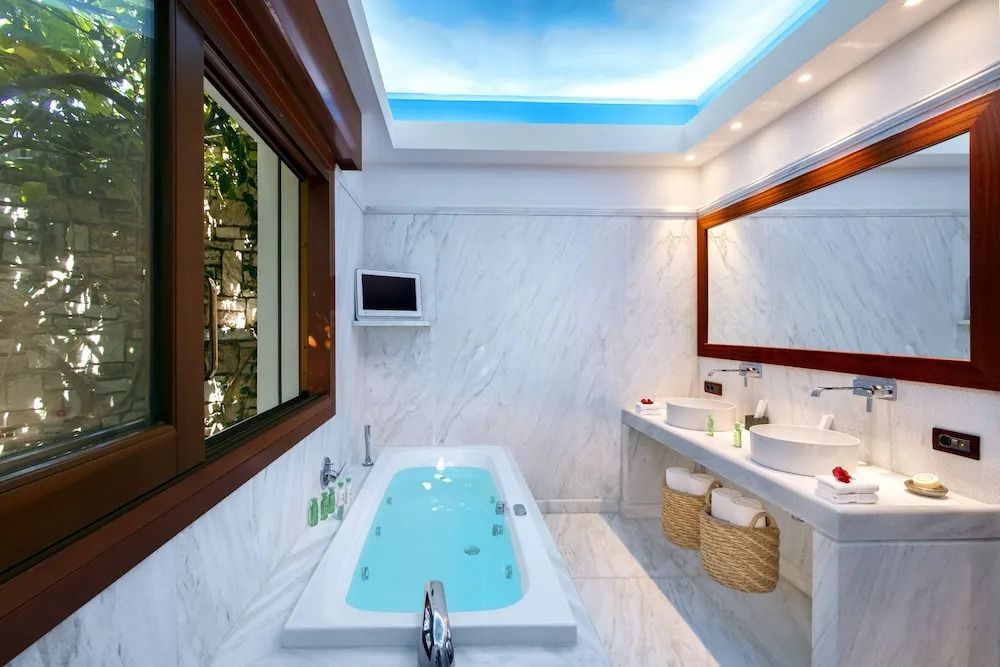Luxuriöses Badezimmer mit Whirlwanne und Marmorverkleidung