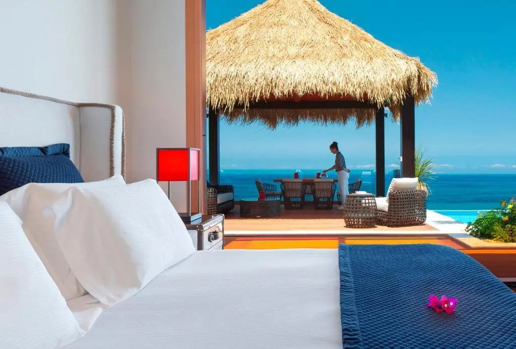 Luxuriöse Villa mit Blick auf eine private Terrasse und das Meer