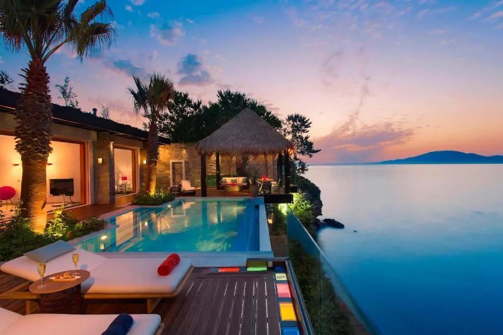 Infinity-Pool mit Blick auf das Meer bei Sonnenuntergang