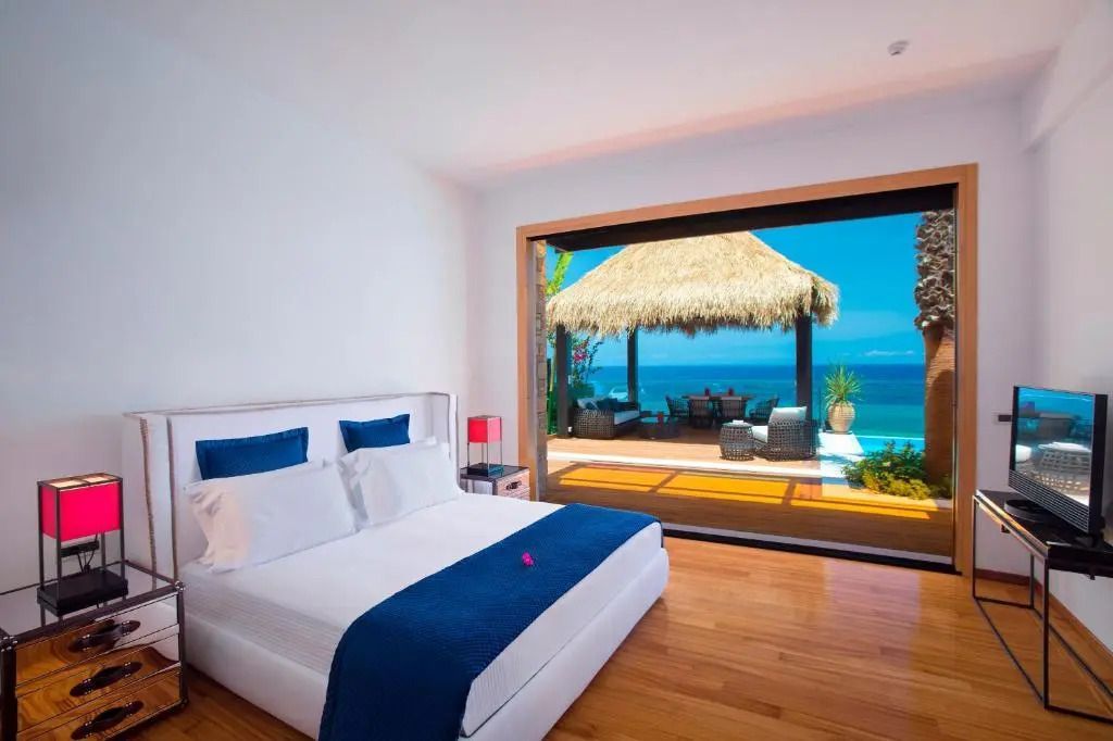 Luxuriöses Schlafzimmer mit Zugang zur privaten Terrasse und Meerblick