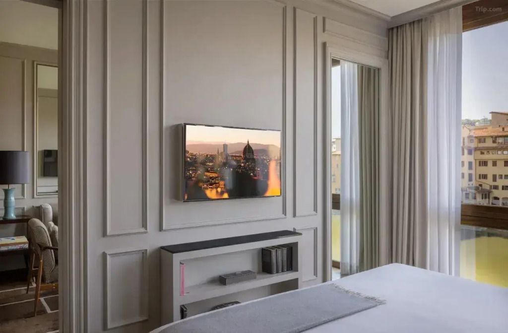 Kunstvoll eingerichtetes Zimmer mit Wand-TV und reizvollem Ausblick