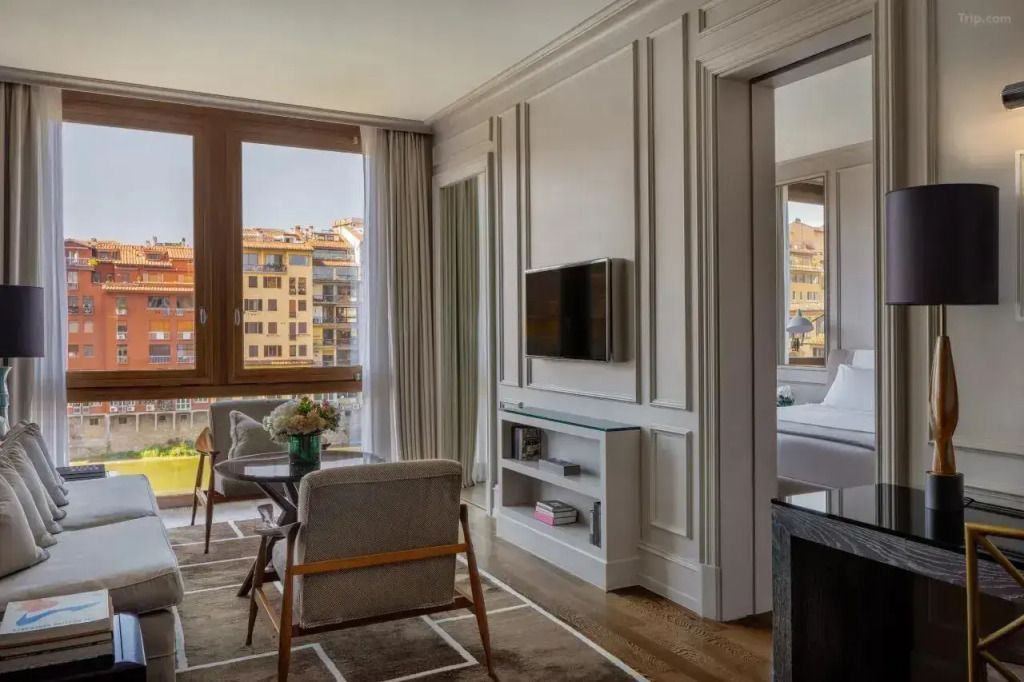 Gemütlicher Sitzbereich im Zimmer mit Blick auf den Fluss und stilvollem Design