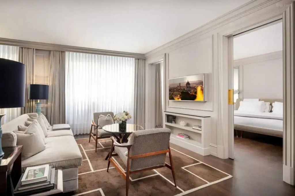 Elegantes Wohnzimmer mit großzügigem Sofa, Sesseln und modernem TV