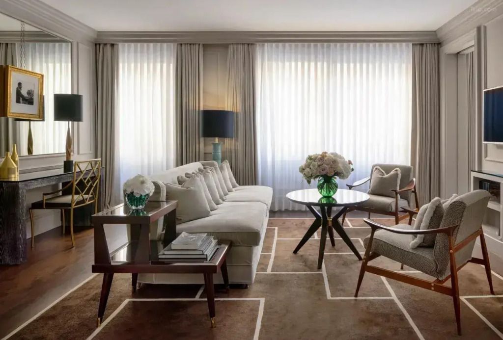 Komfortables Wohnzimmer mit Designer-Möbeln und hochwertigen Materialien