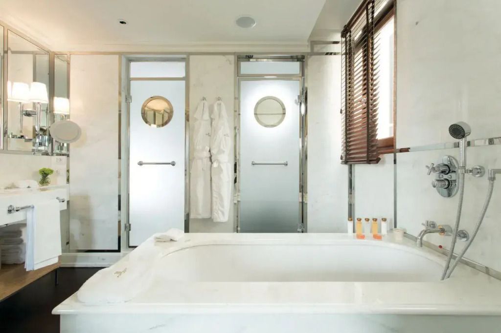 Luxuriöses Badezimmer mit großzügiger Badewanne und eleganter Einrichtung.