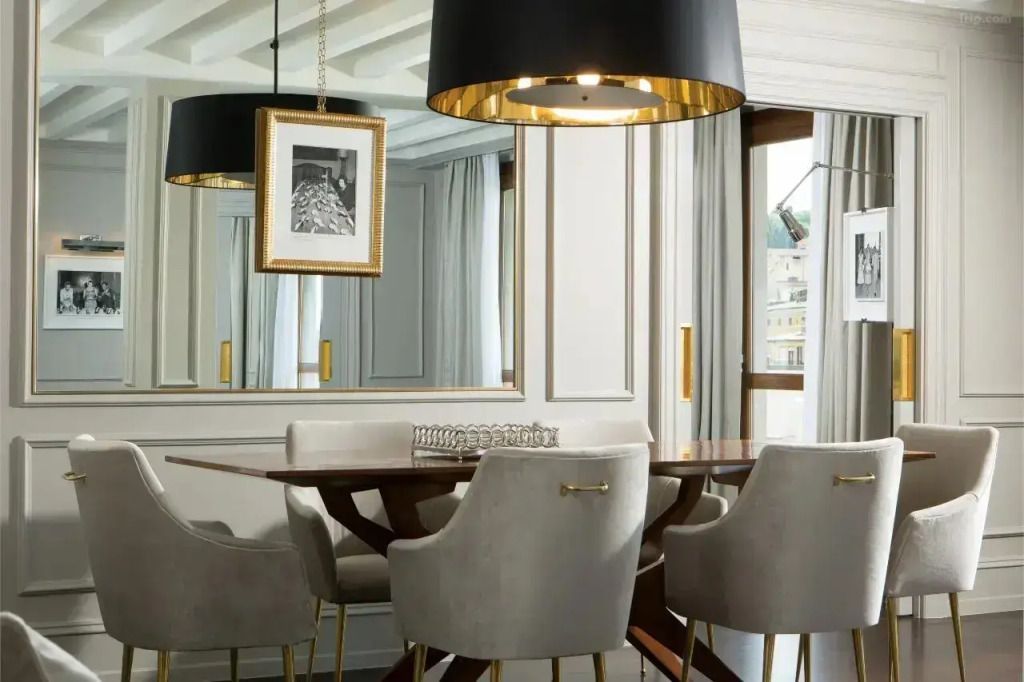 Essbereich mit grauen Sesseln und eleganter Pendelleuchte in der Suite