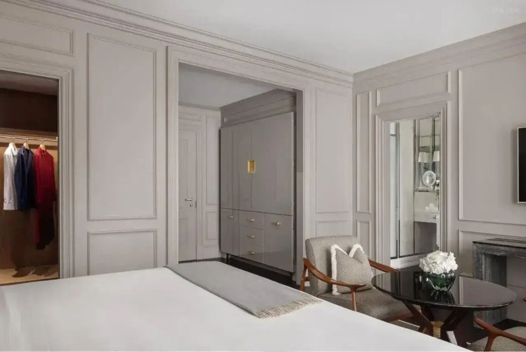 Einblick in ein stilvolles Hotelzimmer mit Schrank und eleganten Möbeln.