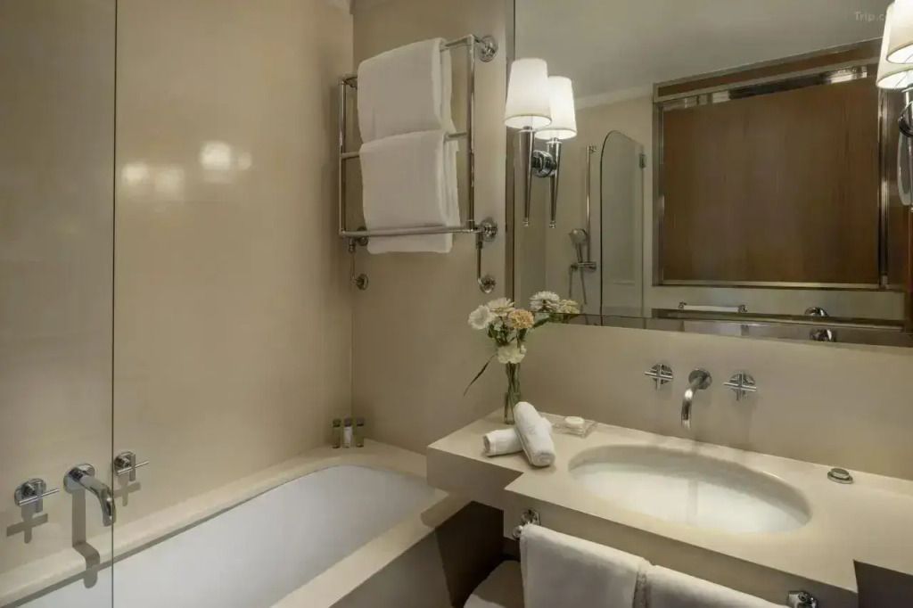 Edles Badezimmer mit Badewanne und frischen Handtüchern.