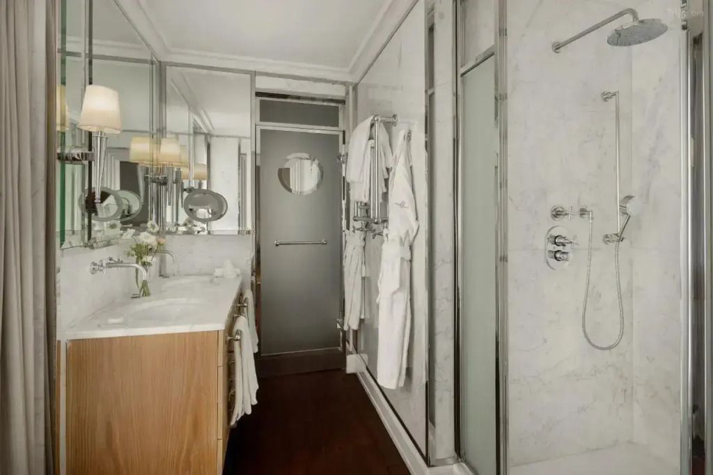 Modernes Badezimmer mit Dusche und Waschtisch.
