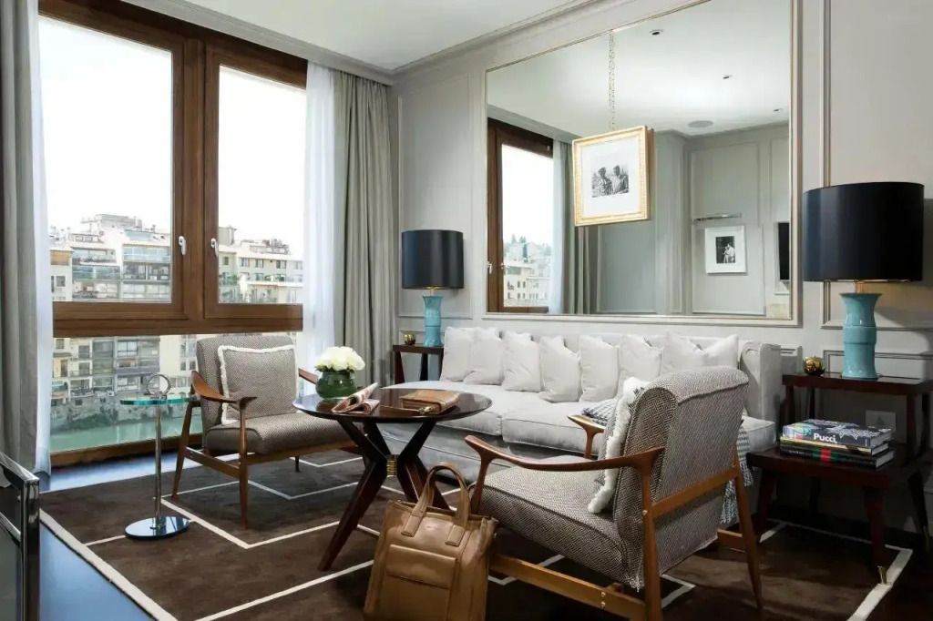 Gemütliche Sitzecke mit eleganten Sesseln, Sofa und Tisch in der Suite.