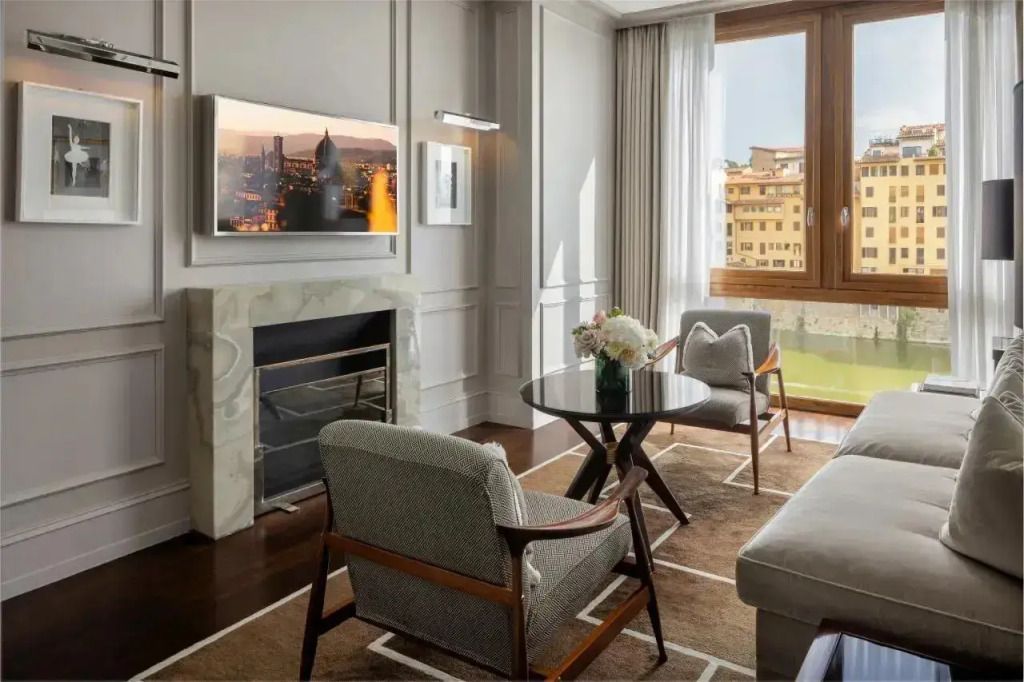 Wohnbereich mit Kamin und großem Fenster, Panoramablick auf den Arno.