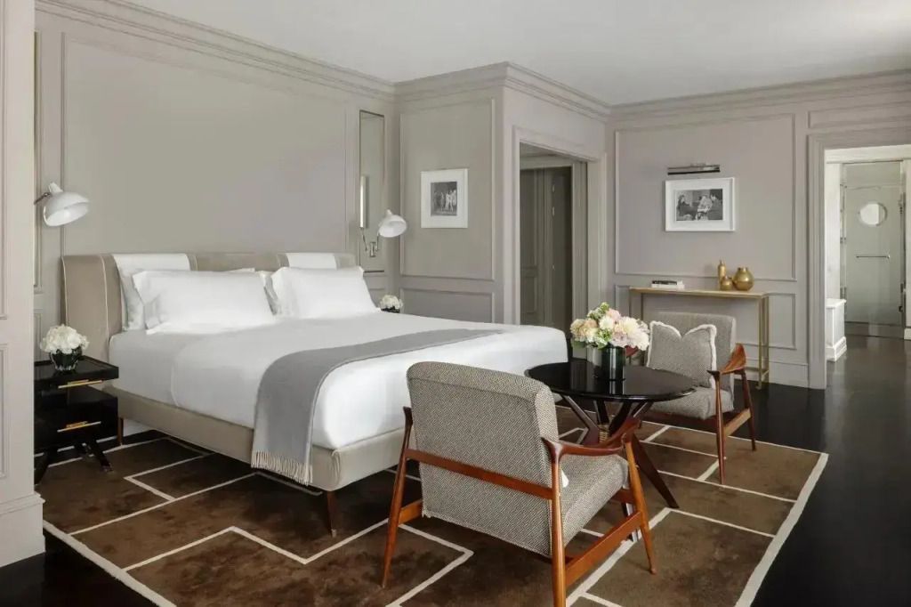 Elegant eingerichtetes Schlafzimmer mit Doppelbett in neutralen Tönen