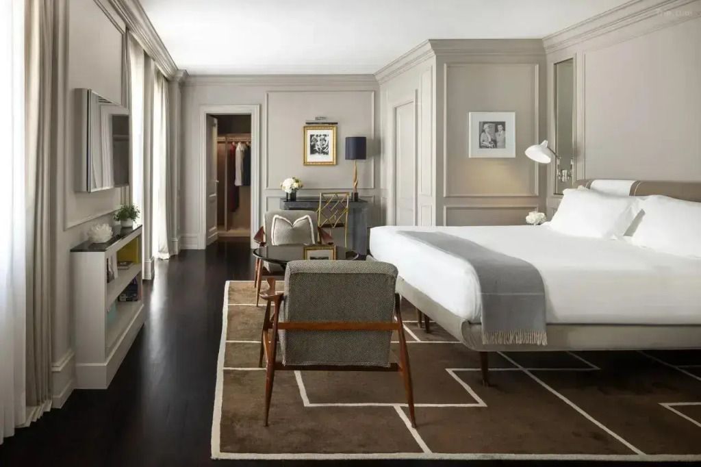 Luxuriöses Schlafzimmer mit Sitzbereich und großzügigem Raumgefühl