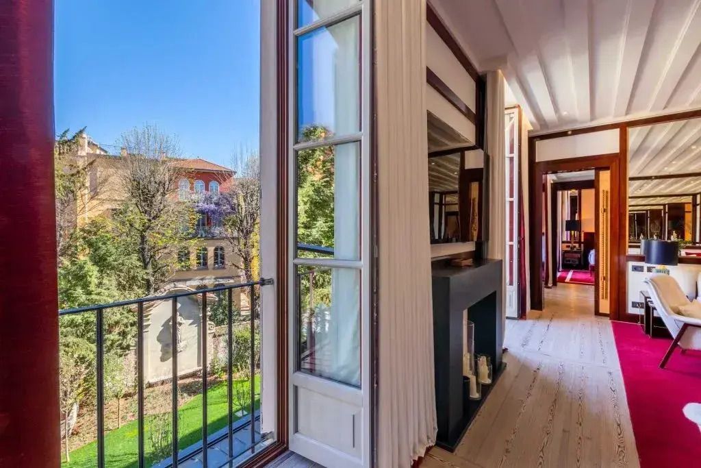 Heller Flur mit Blick auf einen grünen Garten und stilvollem Interieur.