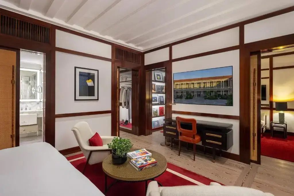 Blick auf Suite mit Schreibtisch und modernem Dekor