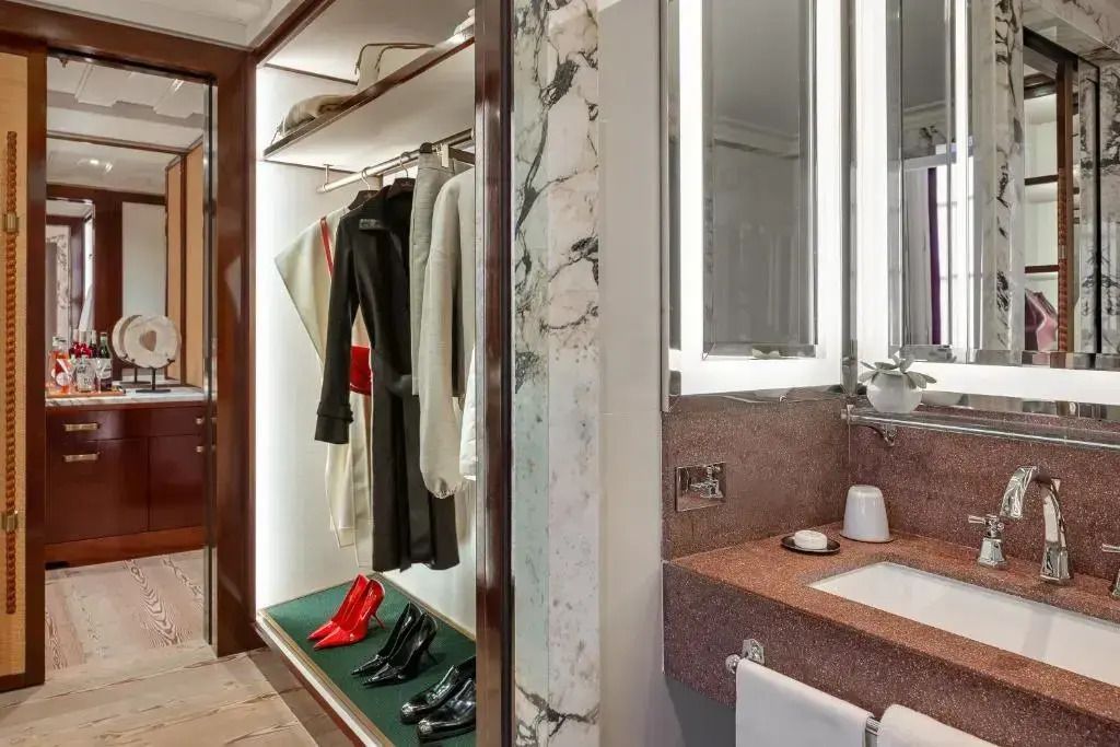 Ankleidebereich der Suite mit offener Garderobe und Spiegel