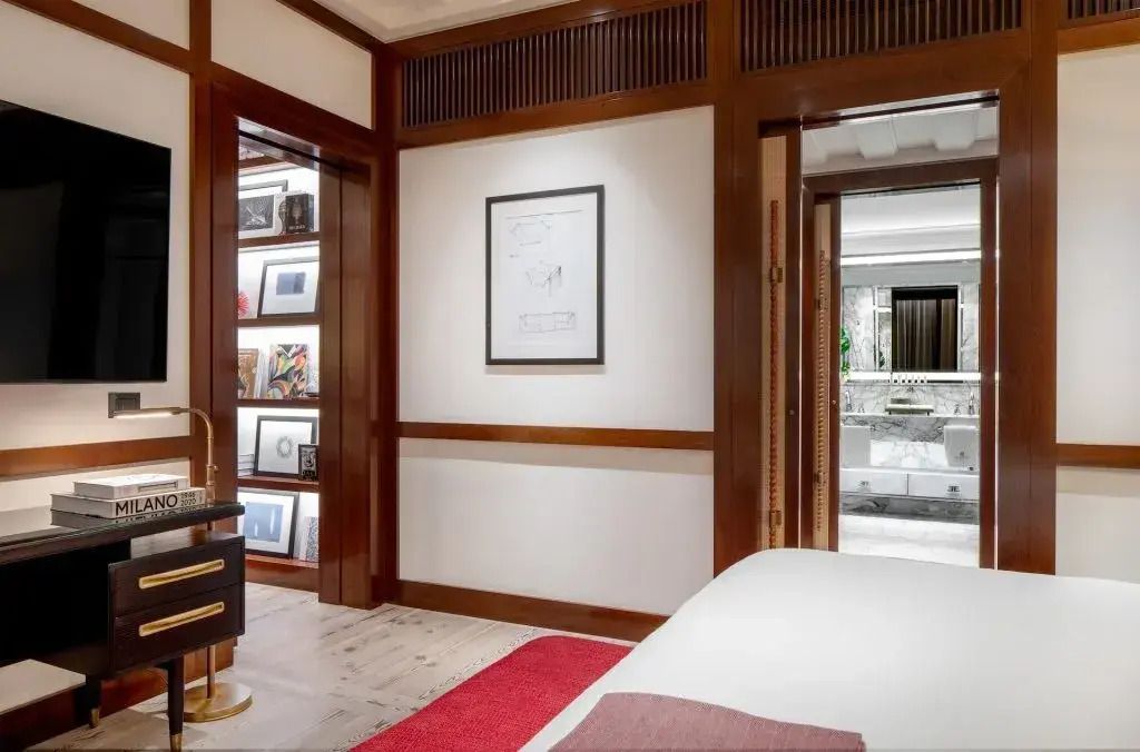 Blick auf einen Wohnbereich mit Kunstwerken und warmem Holzinterieur
