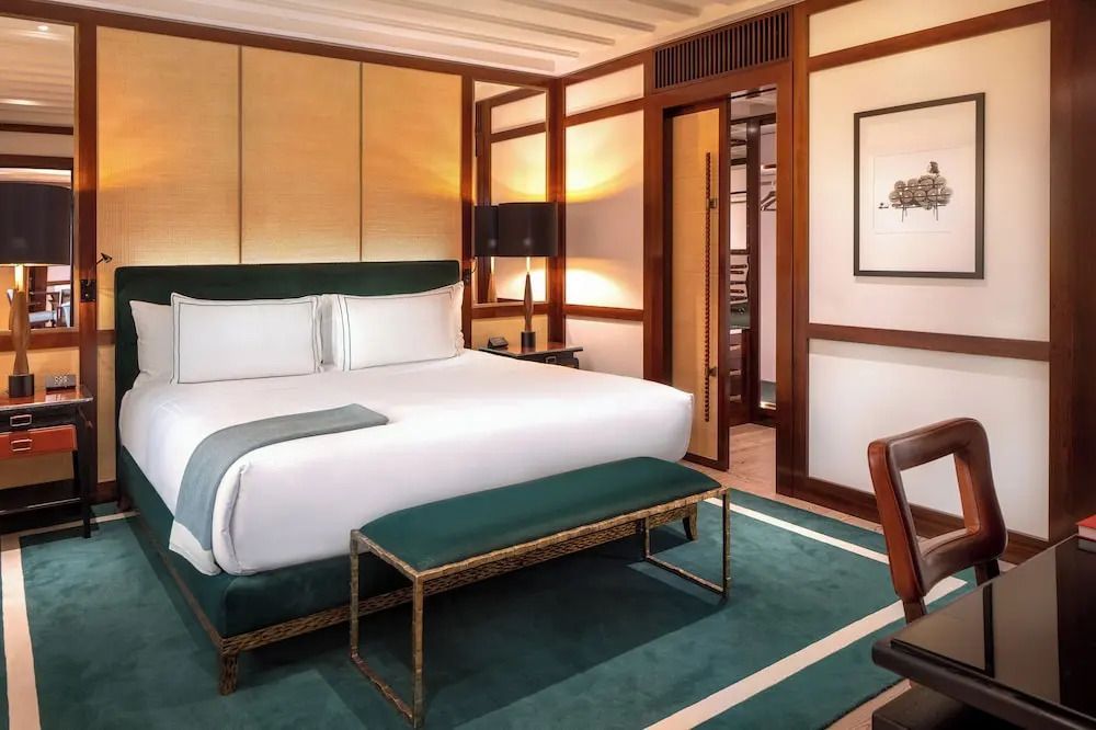 Großzügiges Schlafzimmer mit Kingsize-Bett und eleganten Holzakzenten