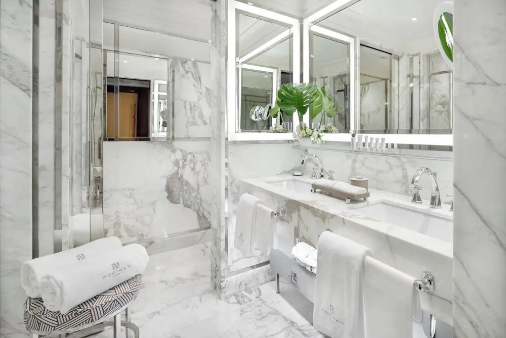 Helles Badezimmer mit begehbarer Dusche und eleganter Marmorausstattung
