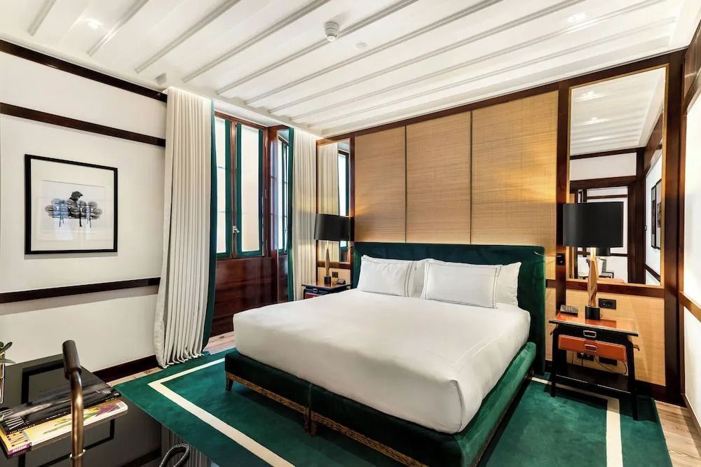 Geräumiges Schlafzimmer mit großem Doppelbett und eleganten Details