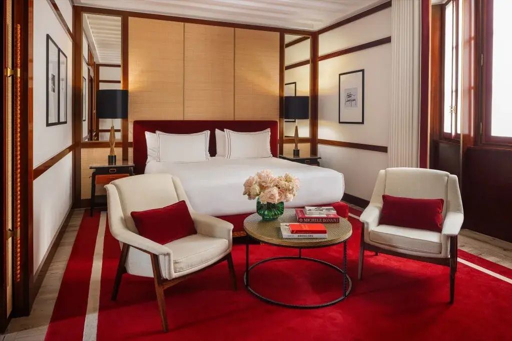 Luxuriöses Schlafzimmer mit Doppelbett und Designerdekor