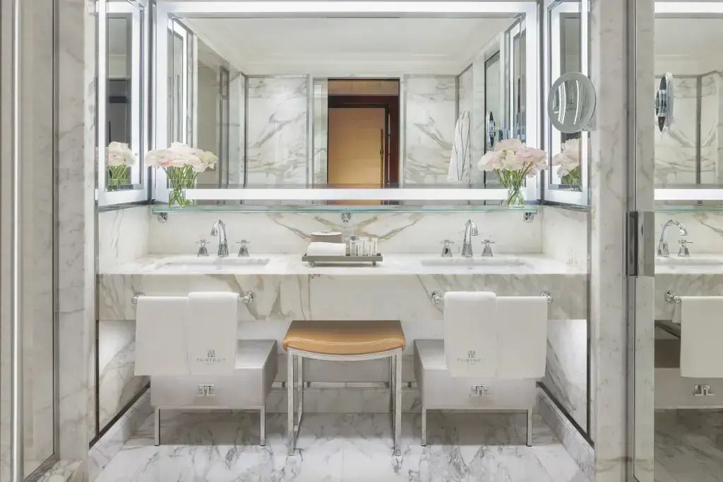 Marmorbad mit Doppelsink und eleganter Beleuchtung