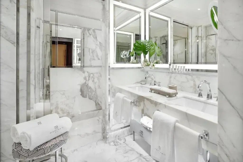 Elegantes Marmorbad mit luxuriösen Annehmlichkeiten und großzügigem Waschbereich