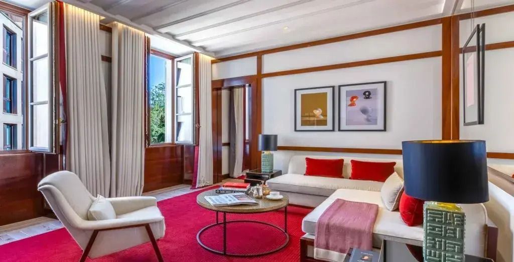 Helles Wohnzimmer mit rotem Teppich und moderner Kunst im Portrait Milano