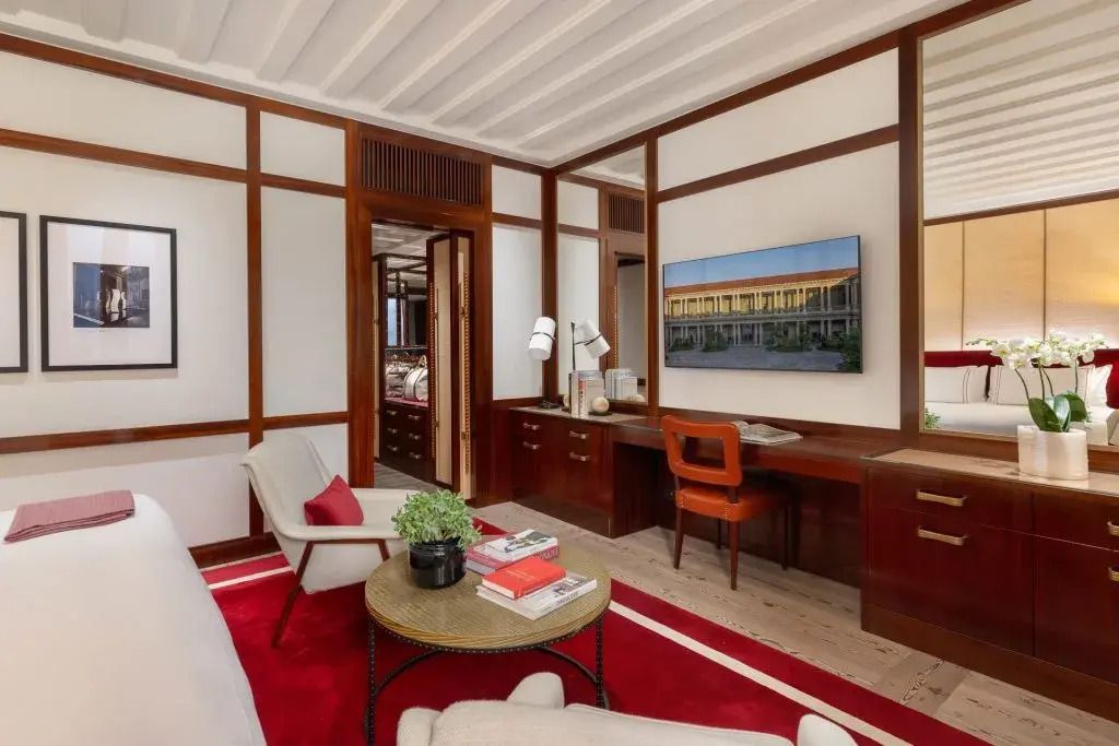 Schreibbereich mit eleganten Möbeln im Portrait Milano