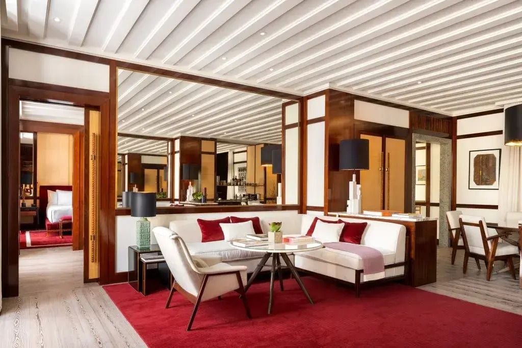 Moderne Wohnzimmereinrichtung mit Spiegelwand und eleganten Möbeln
