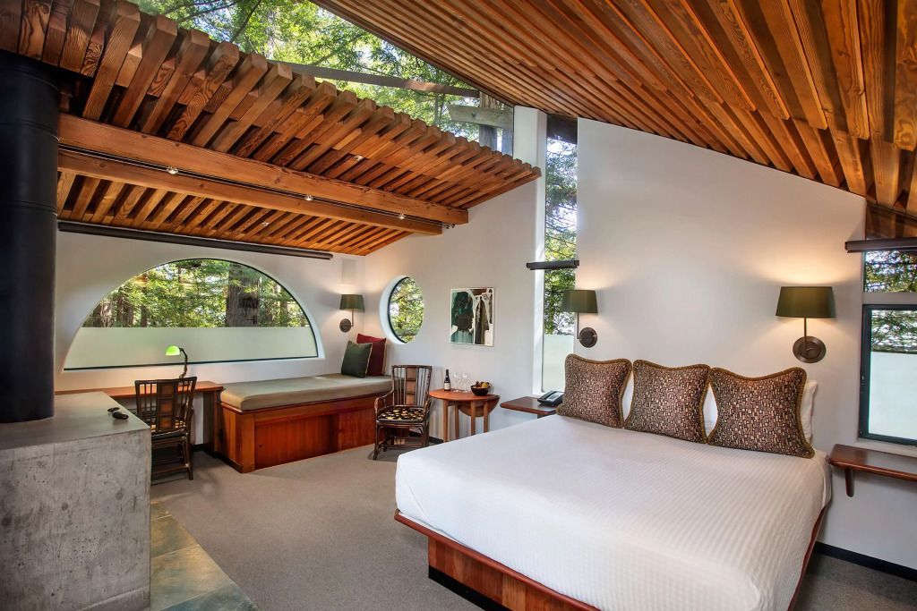 Deluxe Zimmer mit modernem Holzdesign und großen Fenstern mit Bergblick