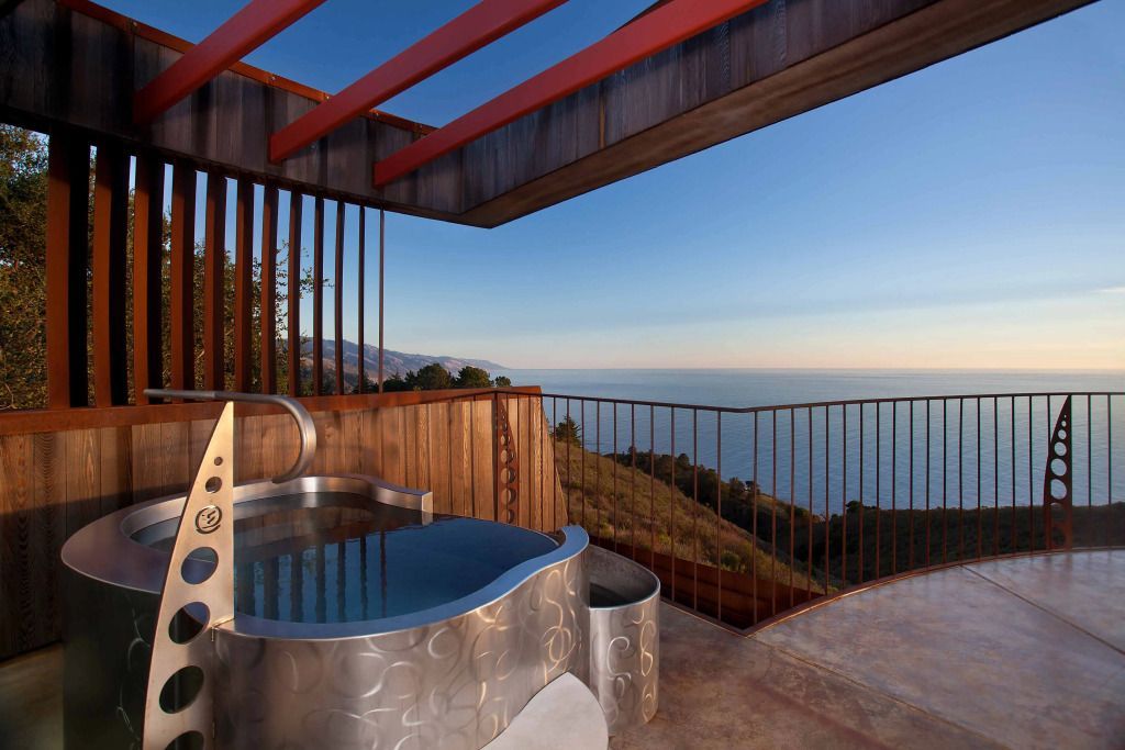 Private Terrasse mit Whirlpool und atemberaubendem Blick auf das Meer bei Sonnenuntergang