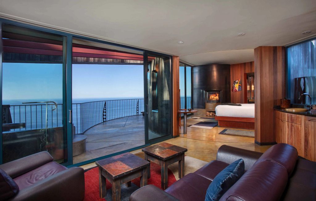 Geräumige Suite mit Sitzbereich und Schlafzimmer mit großem Balkon und Meerblick