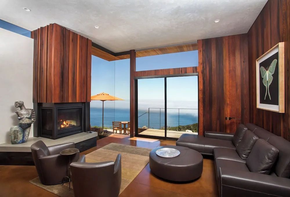Luxuriöses Wohnzimmer mit Kamin und Meerblick